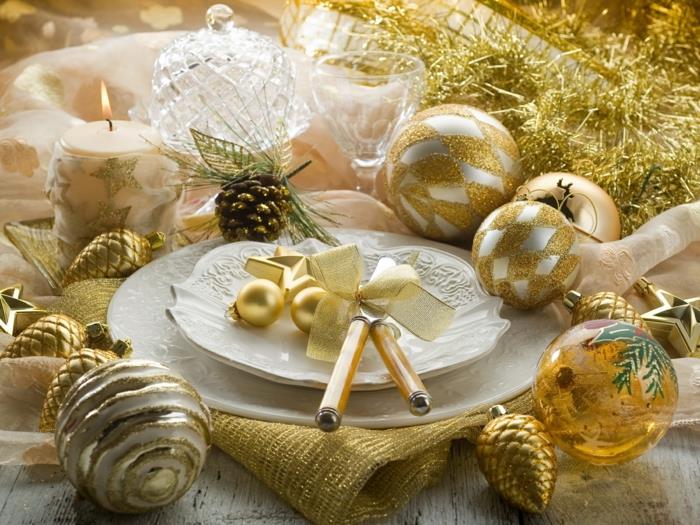 εορταστική διακόσμηση τραπεζιού Χριστουγεννιάτικα λαμπερά εφέ χρυσές μπάλες γιρλάντες