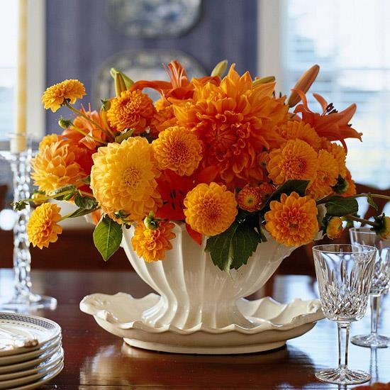Φτιάξτε εορταστικές διακοσμήσεις τραπεζιού για το Halloween μόνοι σας πορτοκαλί λουλούδια