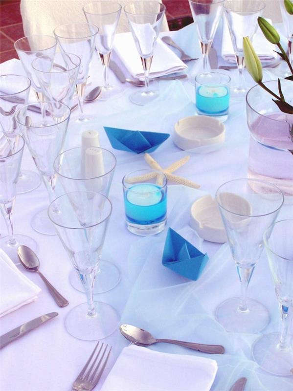 εορταστική διακόσμηση τραπεζιού μπλε τόνους κεριά τουλίπες