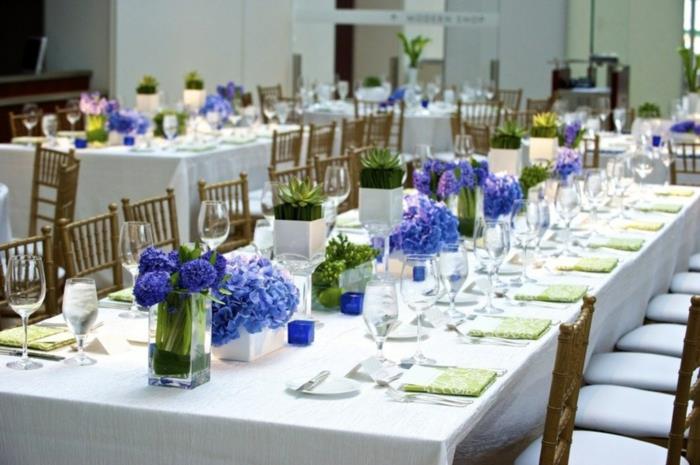 εορταστική διακόσμηση τραπεζιού μπλε λουλούδια λευκή κουβέρτα πράσινη