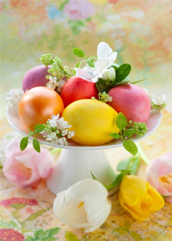 γιορτινή διακόσμηση τραπεζιού λουλούδια πασχαλινά αυγά χρωματιστό τραπεζομάντιλο