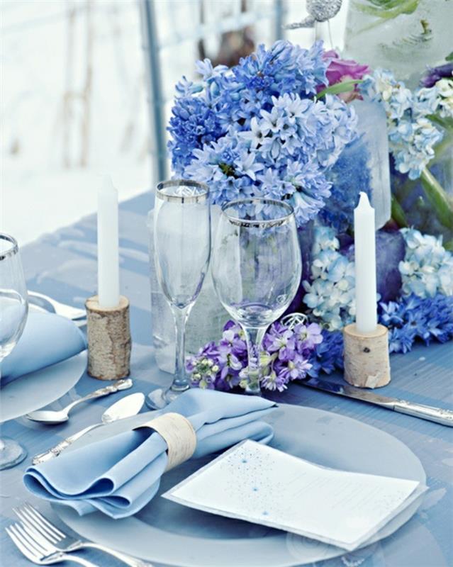 γιορτινή διακόσμηση τραπεζιού γαλάζιο τραπεζομάντηλο λουλούδια κεριά