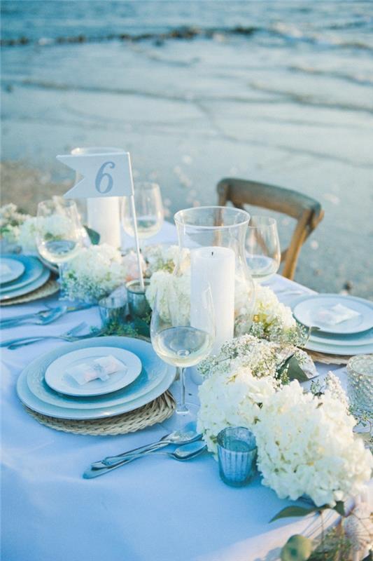 εορταστική διακόσμηση τραπεζιού γαλάζιο τραπεζομάντιλο ρομαντικά κεριά λουλούδια