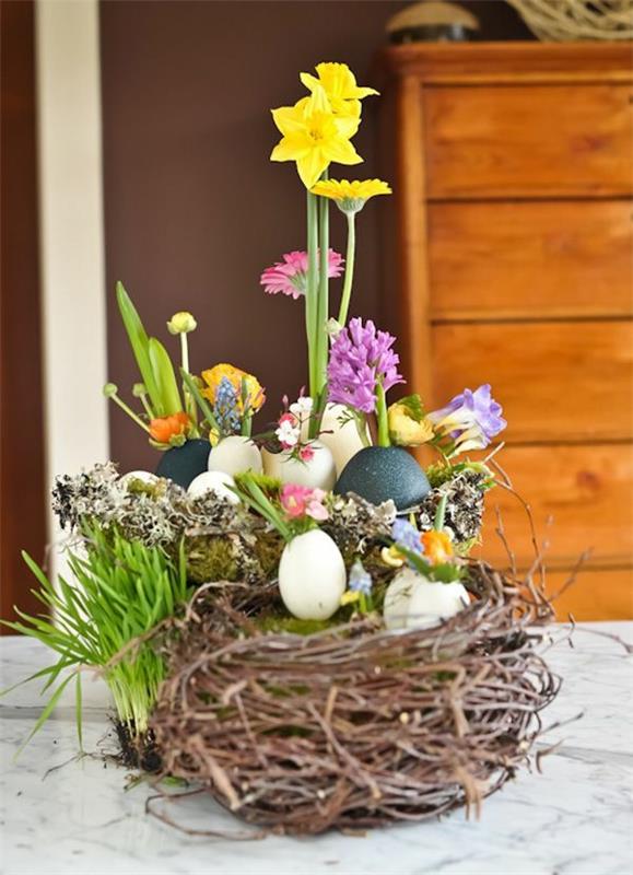 γιορτινή διακόσμηση τραπεζιού Πασχαλινά ανοιξιάτικα λουλούδια φωλιά