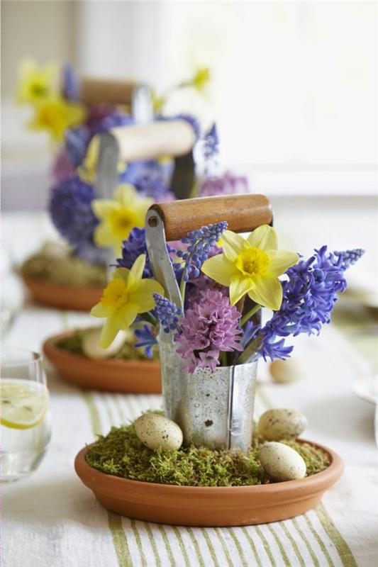 εορταστικές διακοσμήσεις τραπεζιών ιδέες Πάσχα συνδυάζουν ανοιξιάτικα λουλούδια πασχαλινά αυγά