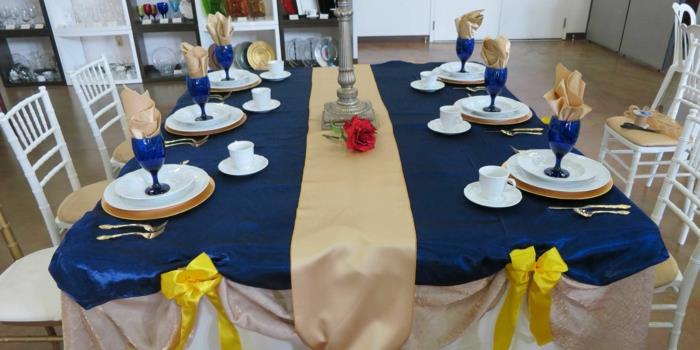 εορταστικό τραπέζι διακόσμηση τραπεζομάντηλο κομψό εορταστικό