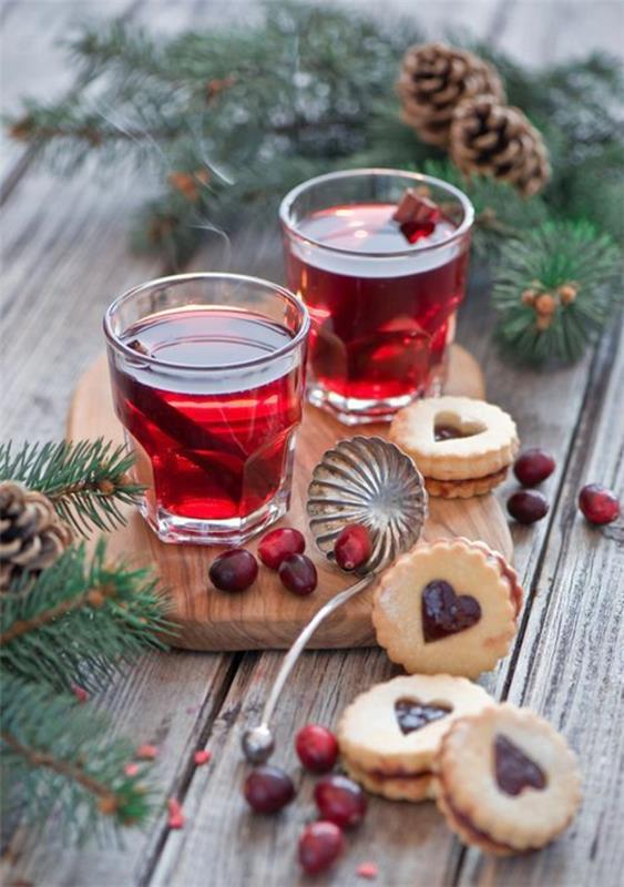 εορταστικά Χριστούγεννα απλά μπισκότα διακοσμήσεις τραπεζιού ψήνουν κόκκινο χυμό