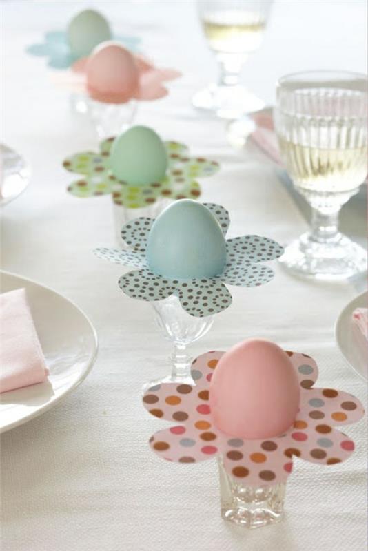 εορταστική διακόσμηση τραπεζιού για πασχαλινά βαμμένα αυγά