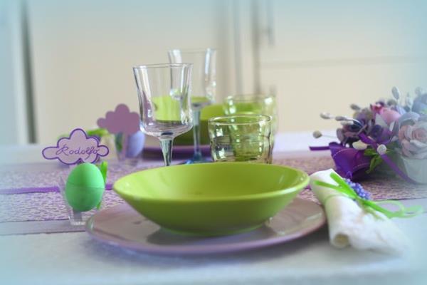γιορτινό-τραπέζι-διακοσμητικά-για-πασχαλινό-πολύχρωμα-αυγά-ζωγραφική-πασχαλινό-στεφάνι
