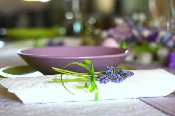 εορταστική διακόσμηση τραπεζιού για Πασχαλινά πολύχρωμα αυγά πιάτα ανοιξιάτικα λουλούδια