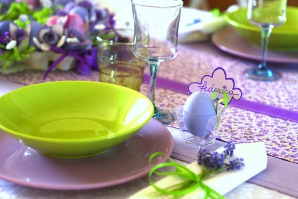 εορταστική διακόσμηση τραπεζιού για Πασχαλινά πολύχρωμα πιάτα αυγών