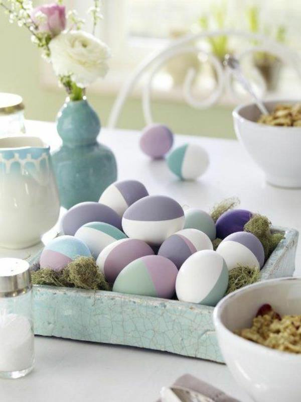 εορταστική διακόσμηση τραπεζιού για πασχαλινά αυγά ζωγραφίζοντας πασχαλινά αυγά