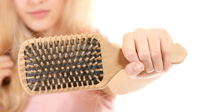 τι να κάνετε για τα λιπαρά μαλλιά χτενίστε τη σωστή βούρτσα μαλλιών