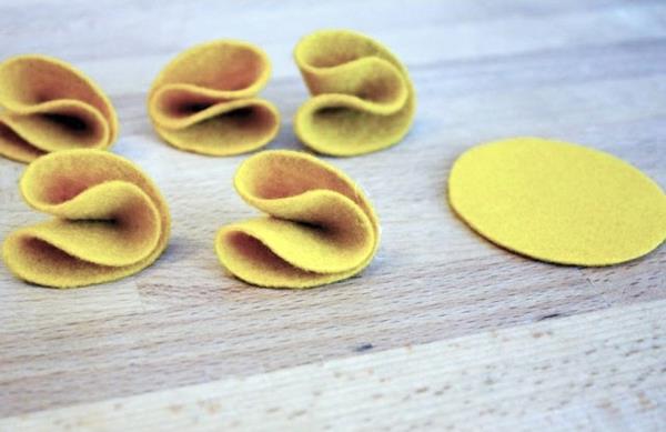 Φτιάξτε λουλούδια από τσόχα μόνοι σας ιδέες διακόσμησης κίτρινη τσόχα