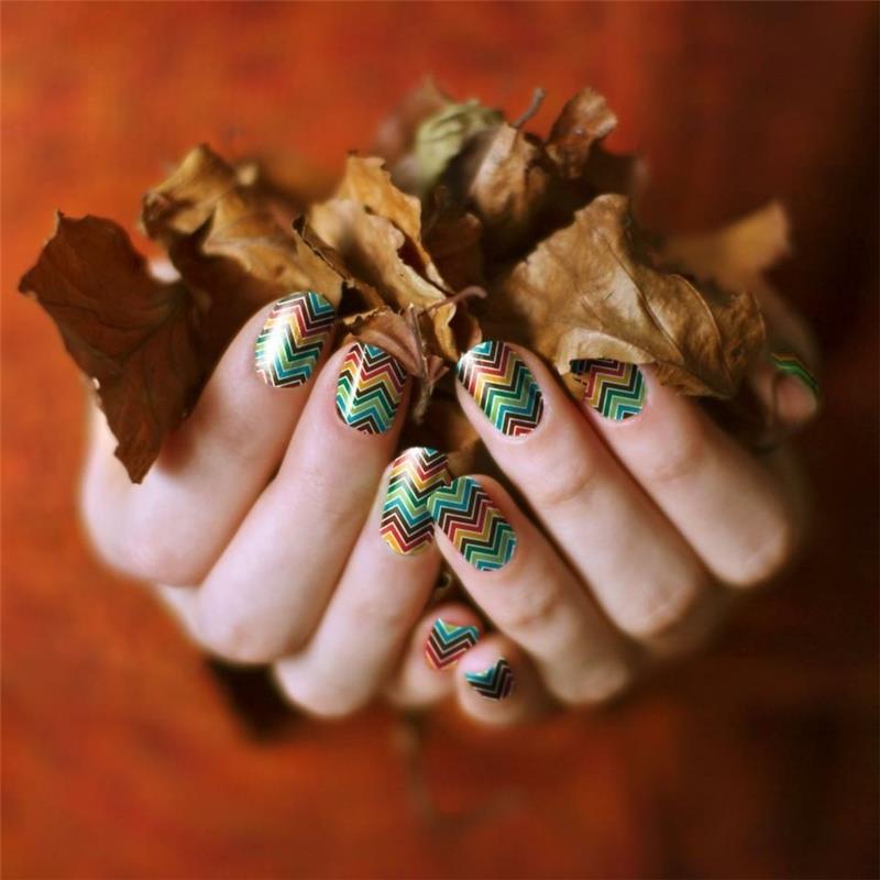 νύχια σχέδιο φθινοπωρινό ζιγκ ζαγκ χρώμα