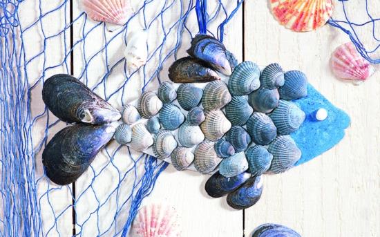 απλή διακόσμηση θαλάσσιου τοίχου με κοχύλια και δίχτυ ψαρέματος