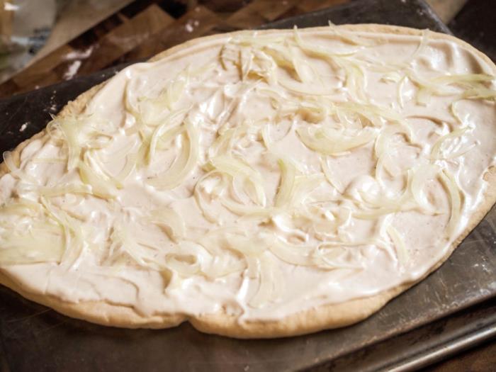 Φτιάξτε μόνοι σας tarte flambée με λευκό κρασί σπαράγγια φρέσκο ​​κρεμμυδάκι λαχανικά κρεμμύδι