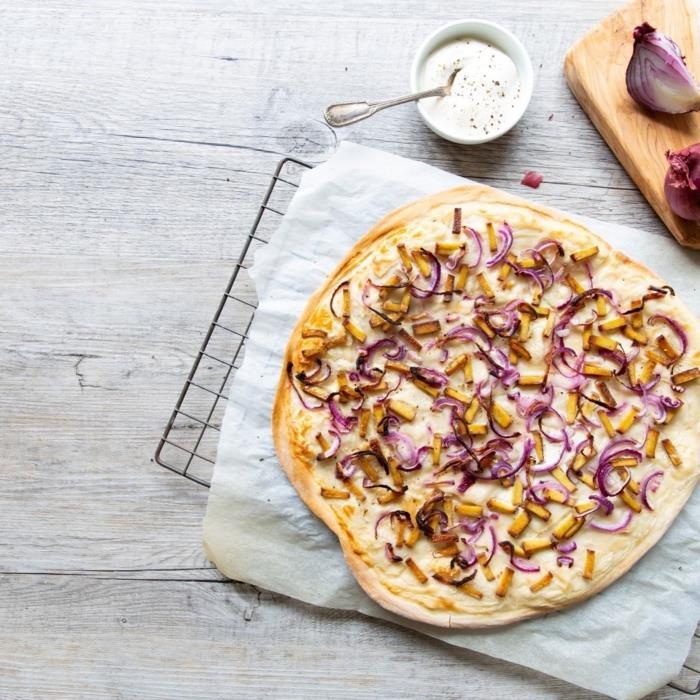 Φτιάξτε μόνοι σας tarte flambée με λευκό κρασί