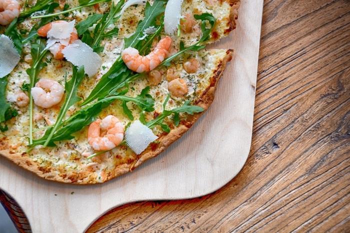 Το να φτιάχνετε μόνοι σας tarte flambée με λευκό κρασί είναι νόστιμο