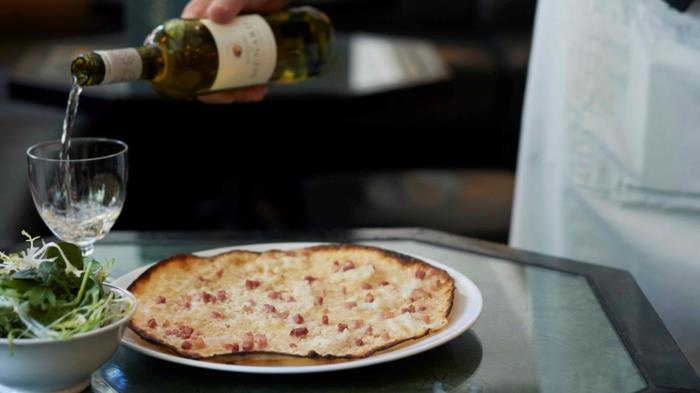 Φτιάξτε μόνοι σας tarte flambée με λευκό κρασί