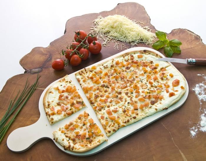 συνταγή tarte flambée λαχανικά ντομάτες τριμμένο βασιλικό