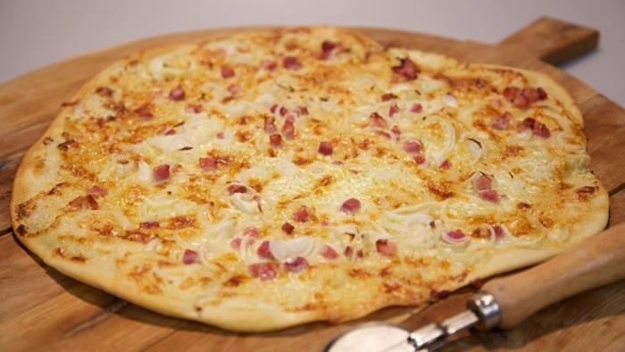 συνταγή tarte flambée ξύλινη σανίδα κόφτης πίτσας