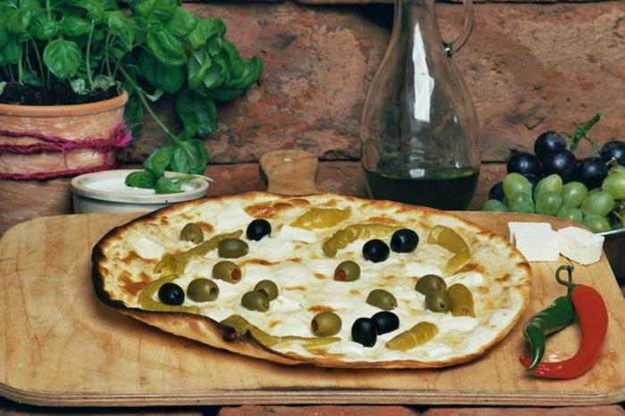 συνταγή tarte flambée ελιές πεπερόνι φέτα τυρί μεσογειακή