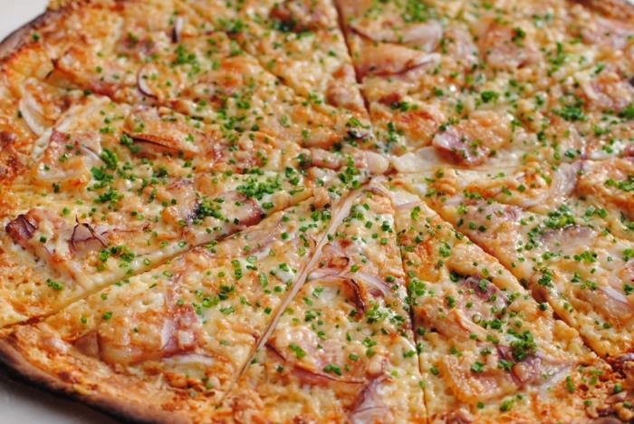 συνταγή tarte flambée flatbread alsasian style chives