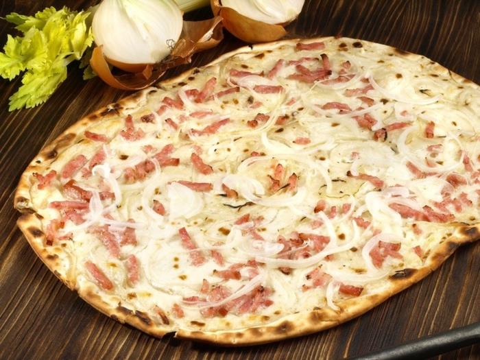 συνταγή tarte flambée παραδοσιακή κρέμα μπέικον κρεμμυδιού