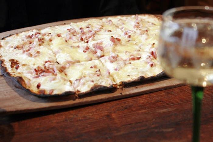 Φτιάξτε μόνοι σας tarte flambée, ανοίξτε τη ζύμη