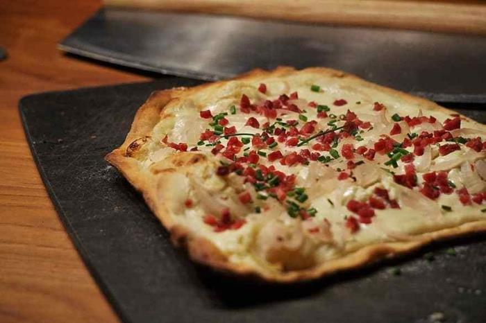 Φτιάξτε tarte flambée μόνοι σας μπέικον