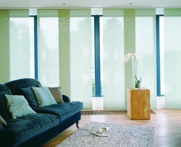 Ιδέες κουρτινών πάνελ ανοιχτό πράσινο σαλόνι καναπέ ξύλινο πάτωμα