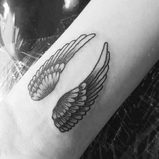 καρπό τατουάζ με φτερά