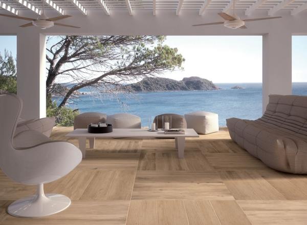 Τα πλακάκια από ξύλο φαίνονται σε πλακάκια δαπέδου σε εξωτερικούς χώρους