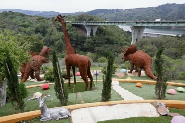 σπίτι από πυριτόλιθο στην Καλιφόρνια σκουριασμένα αγάλματα δεινοσαύρων