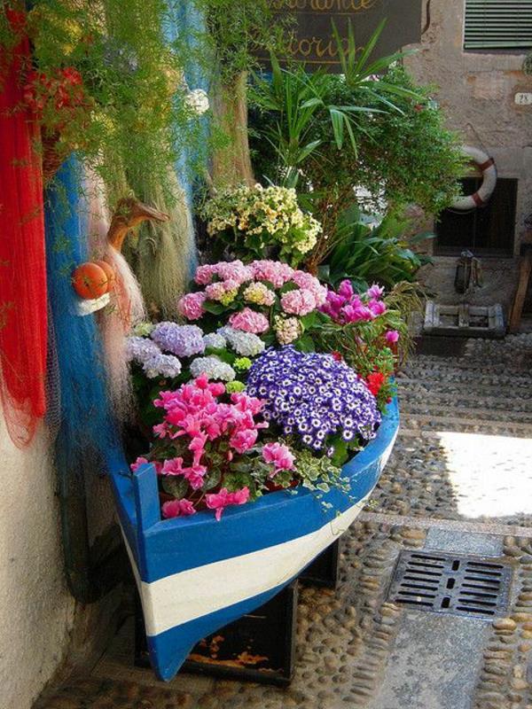 λουλουδάτο σκάφος στον κήπο
