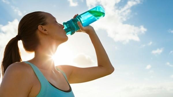 η έλλειψη υγρών πίνει νερό υγιεινά