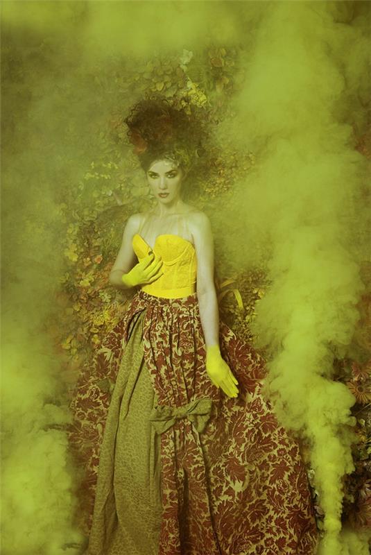φωτογραφία τέχνης κίτρινες αποχρώσεις ομίχλη γυναίκα