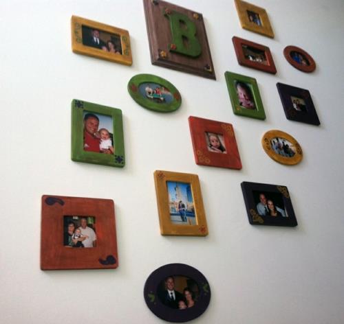 Φωτογραφικός τοίχος με οικογενειακές φωτογραφίες ιδέα σχεδιασμού ζωντανή οικογένεια αγαπητή κορνίζα