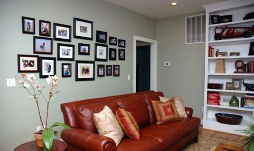 Δημιουργήστε έναν τοίχο φωτογραφιών με οικογενειακές φωτογραφίες ζωντανή οικογένεια αγαπημένος καναπές δέρμα καφέ
