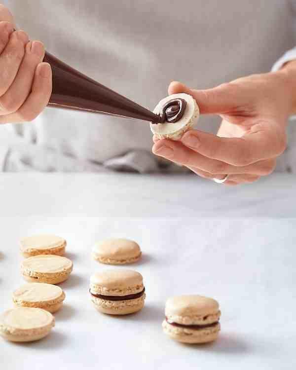 γαλλικά macarons γεμίζουν κρέμα σοκολάτας