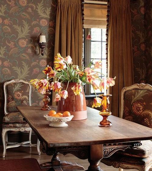 γαλλικό εξοχικό στυλ υπέροχοι σκούροι τοίχοι floral διακοσμήσεις