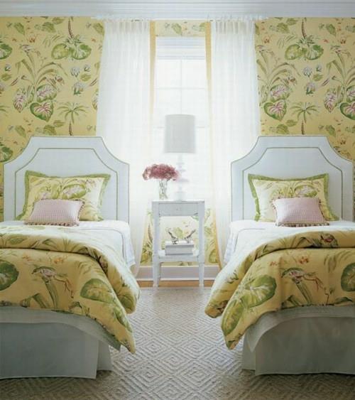 γαλλικό εξοχικό στυλ υπέροχοι κίτρινοι τοίχοι floral σχέδιο μονά κρεβάτια