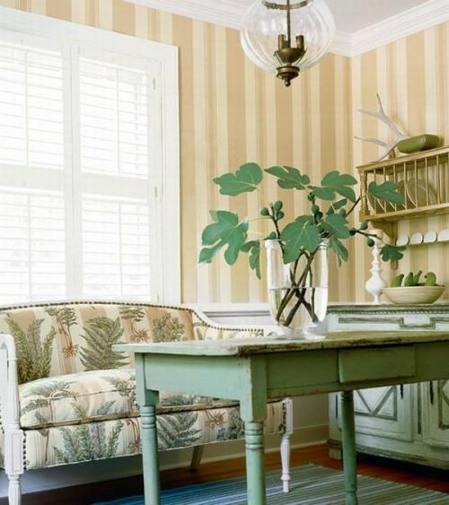 Εσωτερικές ιδέες σε γαλλική ιδέα σε στυλ εξοχής, άνετος σχεδιαστής καναπές ξύλινο τραπέζι πράσινο