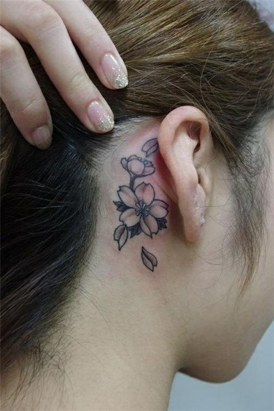γυναικείο τατουάζ πίσω από το αυτί λουλουδάτο μοτίβο
