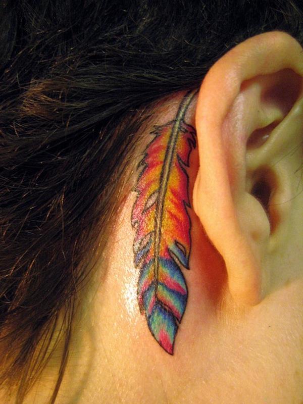 γυναίκες τατουάζ πίσω από το αυτί πολύχρωμο φτερό