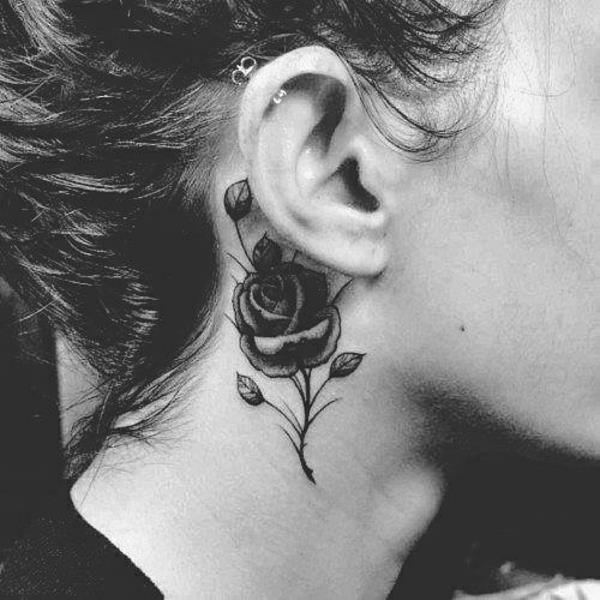 γυναίκες τατουάζ πίσω από το τριαντάφυλλο του αυτιού