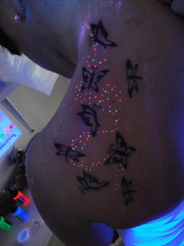 γυναίκες UV τατουάζ μαύρο φως τατουάζ πεταλούδα πίσω