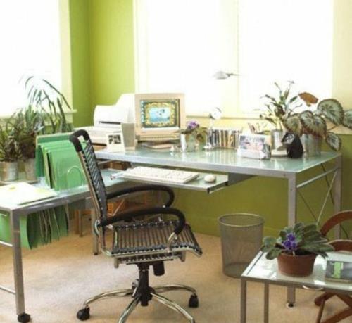 ανοιξιάτικη επίπλωση γραφείο φυτά πολυθρόνα πράσινα λουλούδια