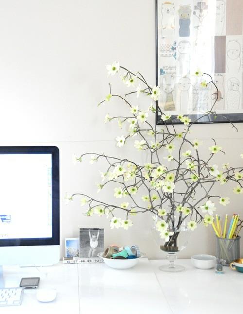 ανοιξιάτικο έπιπλο γραφείο κλαδί λουλούδια λευκό φρέσκο ​​διατεταγμένο τεμ
